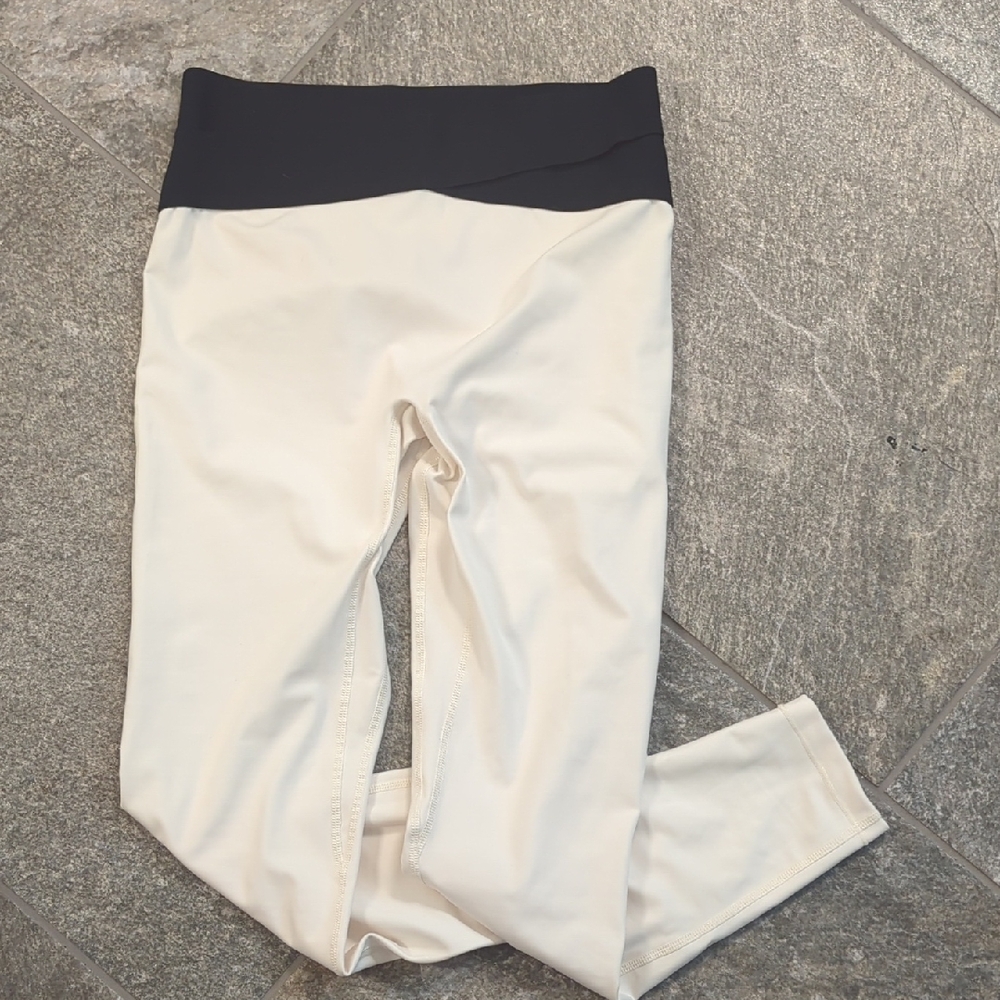 Le Ore Crossover Cream and Black Leggings